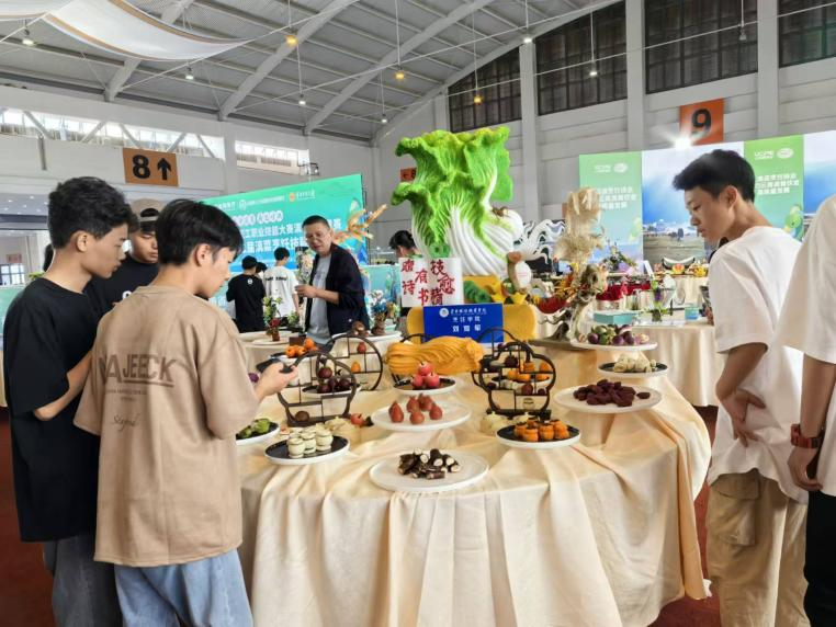 探索美食新境界，烹饪学院学生深入餐饮博览会实践学习